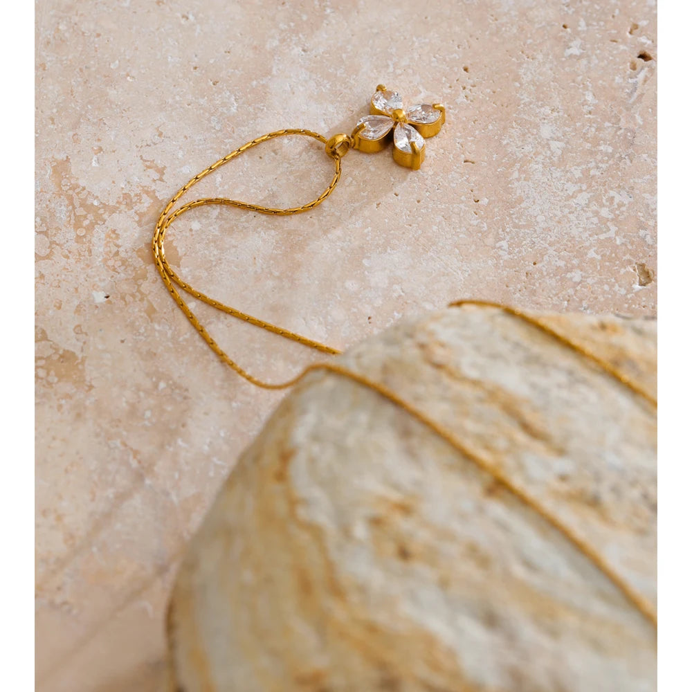 ACANTHA PENDANT NECKLACE