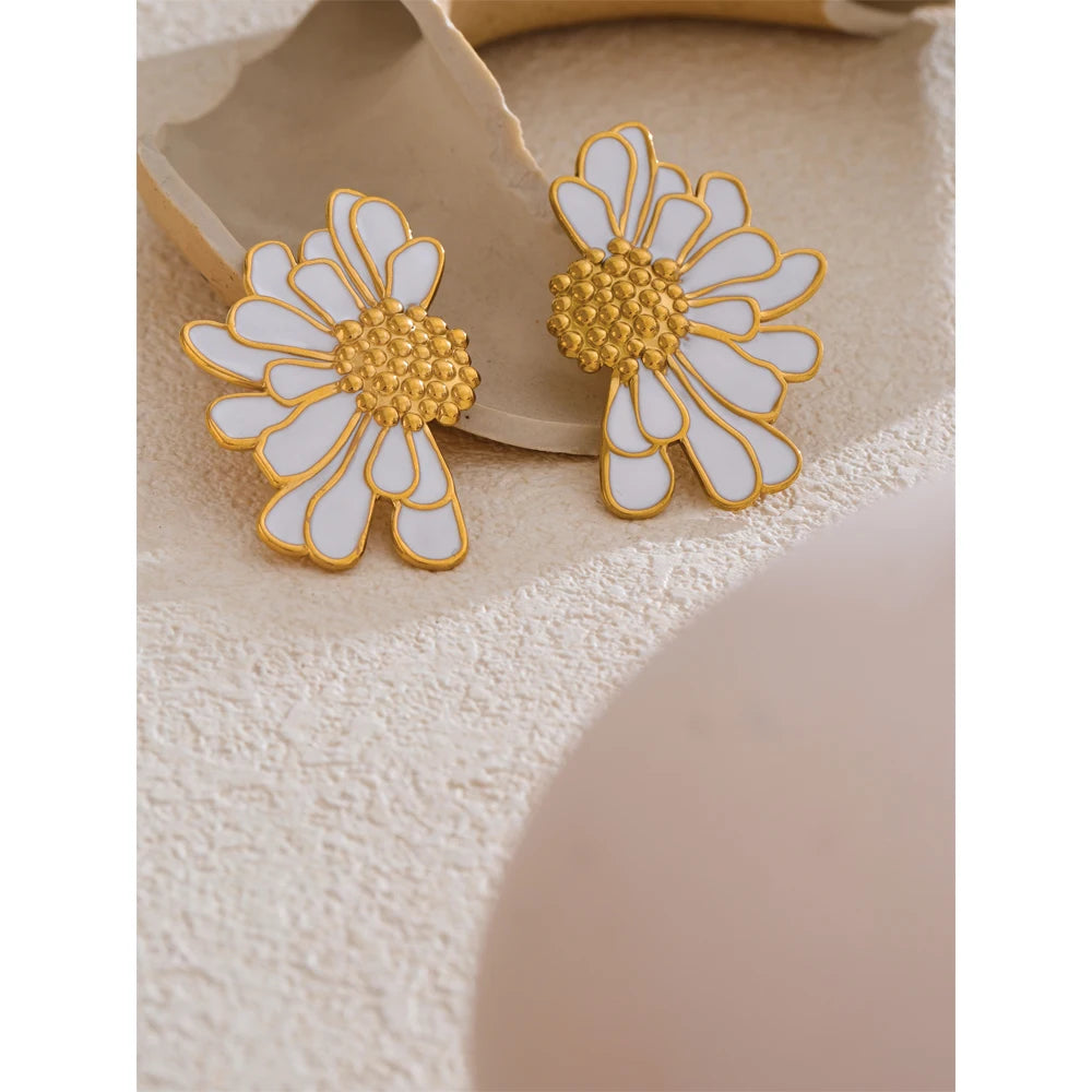 WHITE HALF FLOWERS EARRINGS