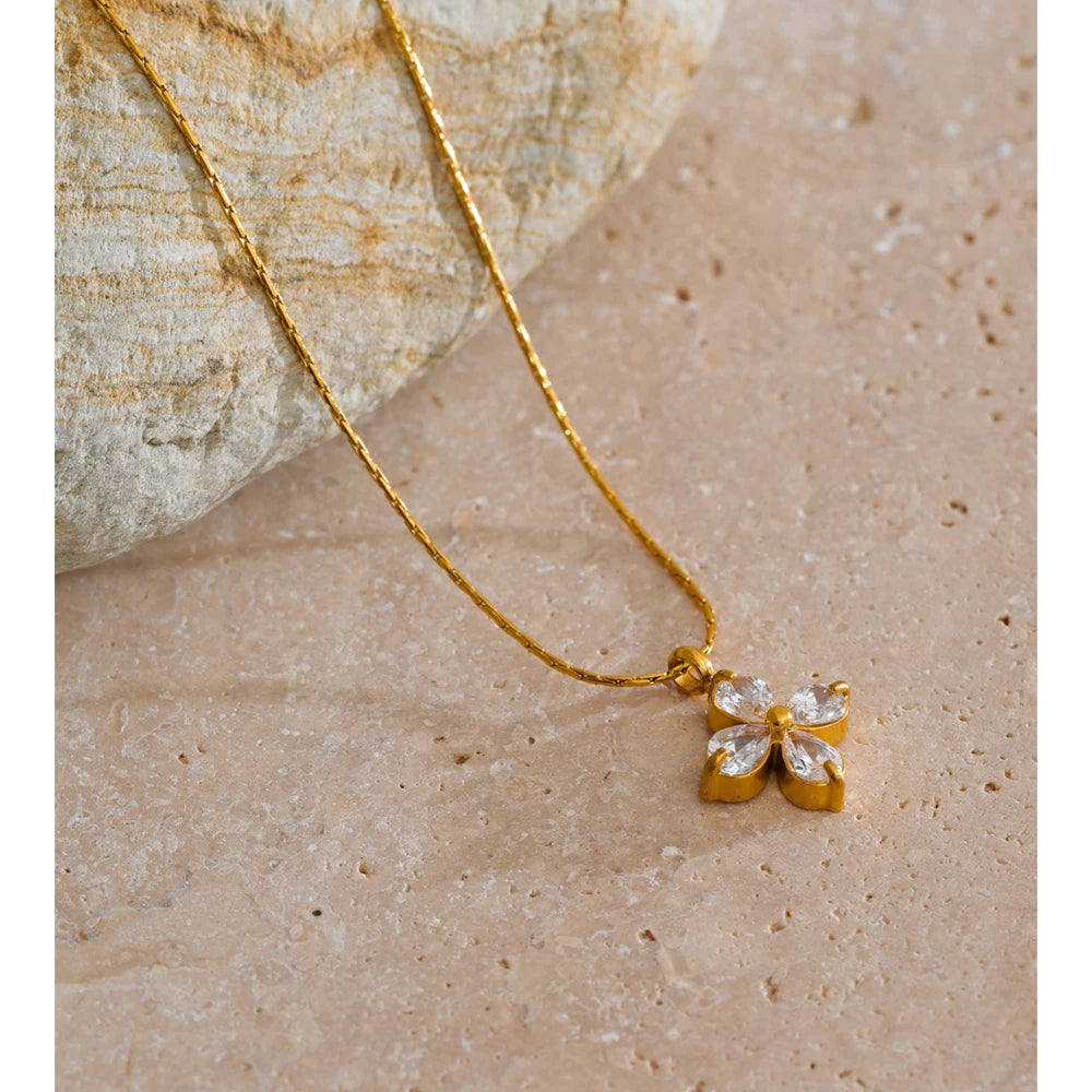 ACANTHA PENDANT NECKLACE