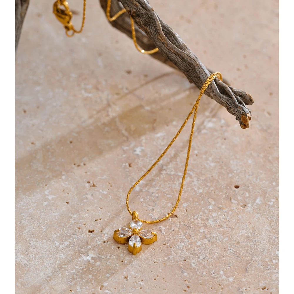 ACANTHA PENDANT NECKLACE