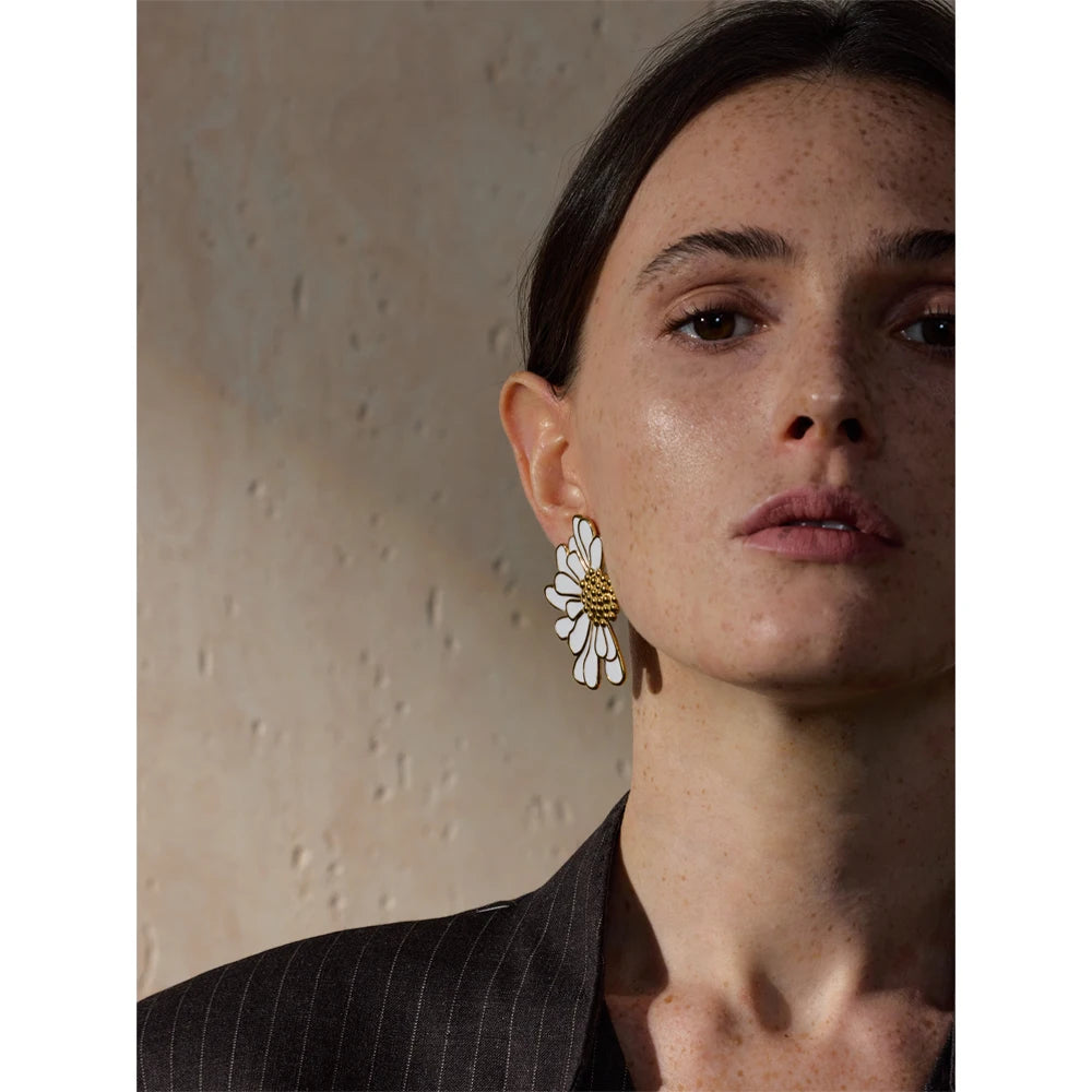 WHITE HALF FLOWERS EARRINGS