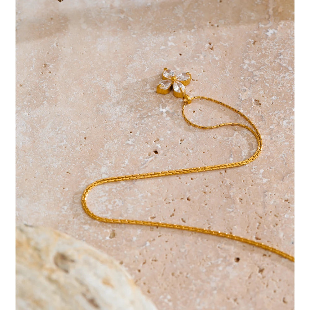 ACANTHA PENDANT NECKLACE