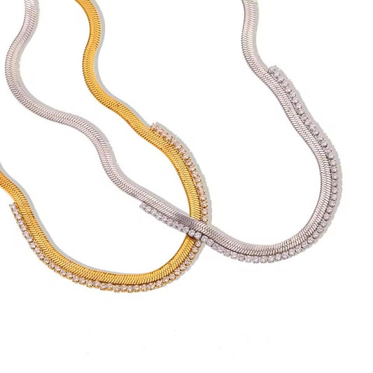 UNIQUE WHITE GEM NECKLACE