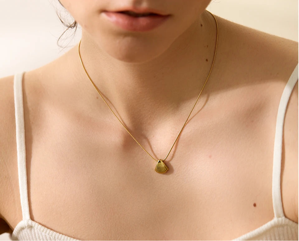 GOLDEN SHELL NECKLACE