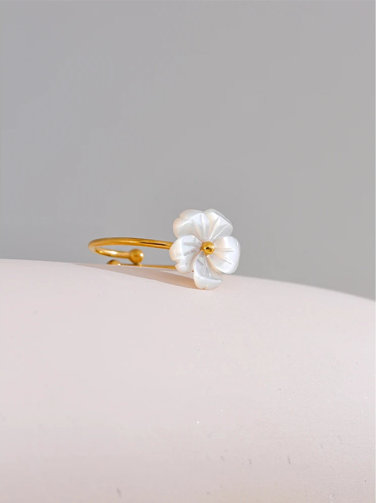 WHITE DAISY FLOWER RING