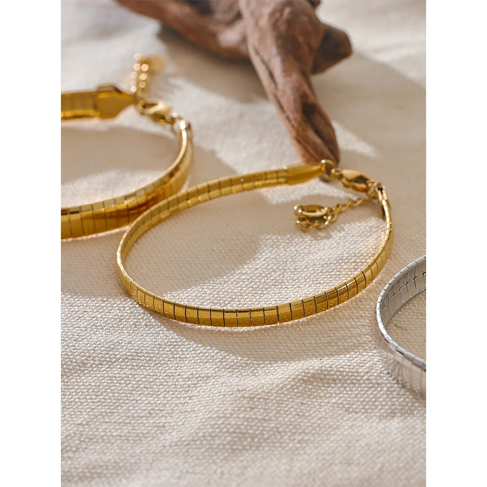 LARA GOLD BANGLE