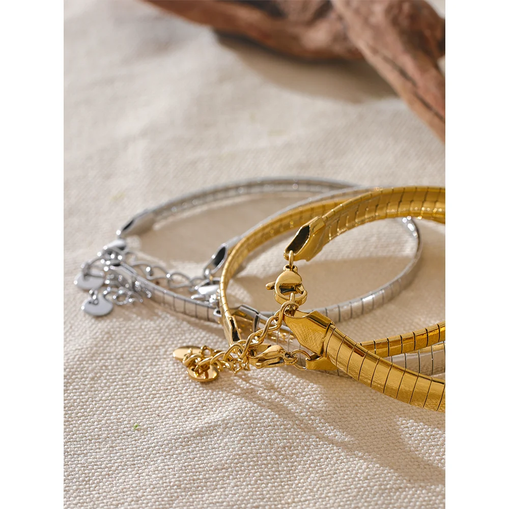 LARA GOLD BANGLE
