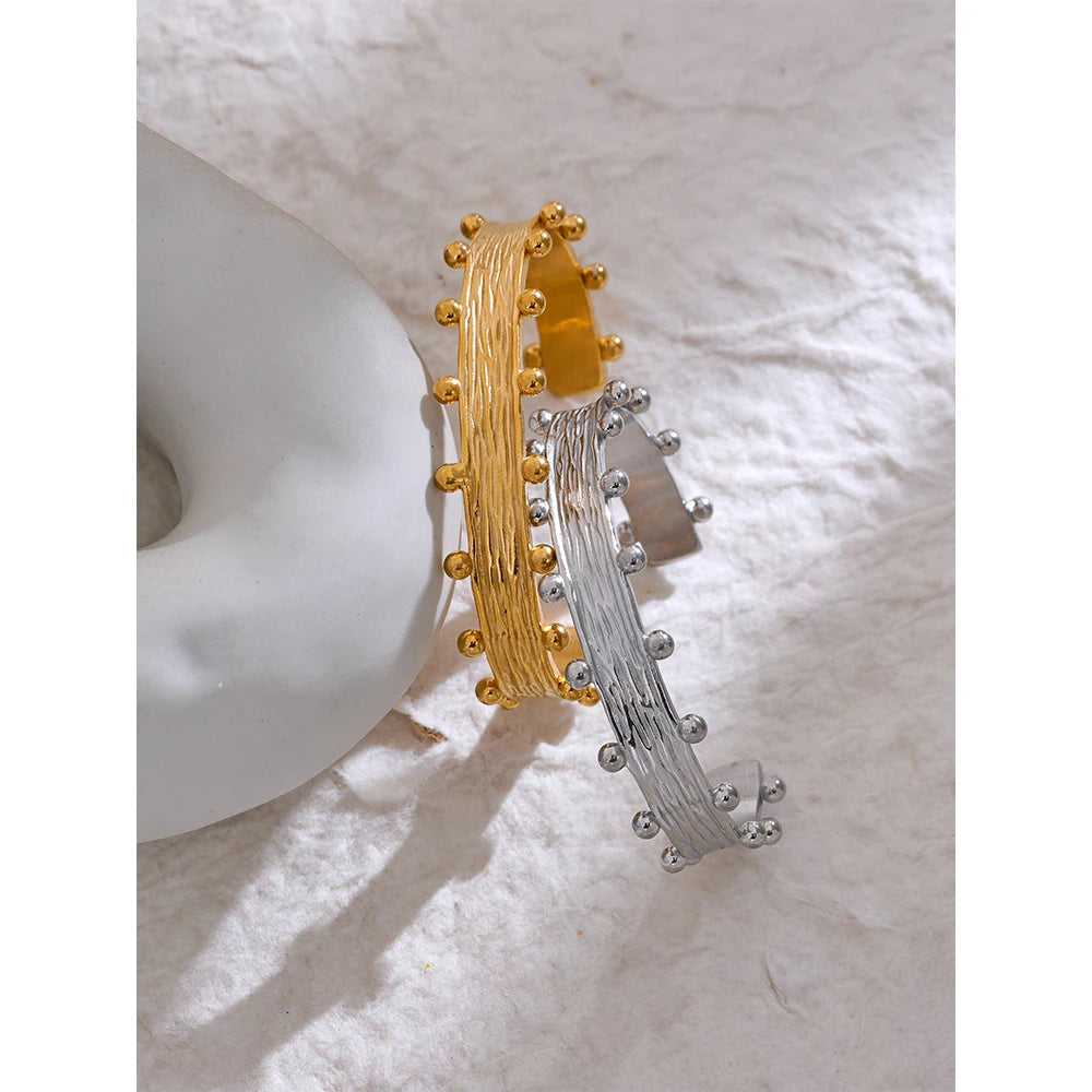 DOTTED LINE BANGLE