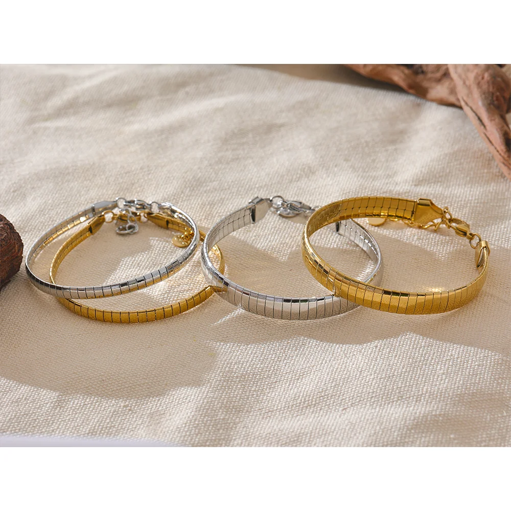 LARA GOLD BANGLE