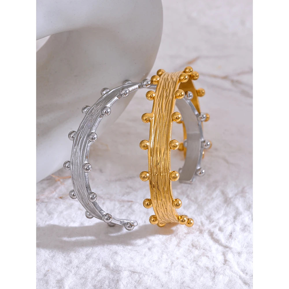 DOTTED LINE BANGLE